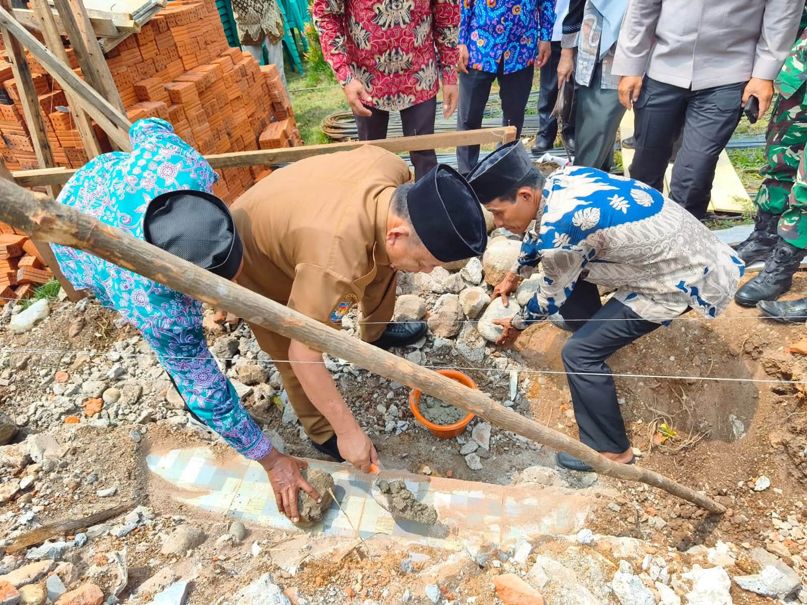 WABUP GUSTIANTO LETAKKAN BATU PERTAMA PEMBANGUNAN MASJID AL-IKHLAS DESA SUKAMAJU