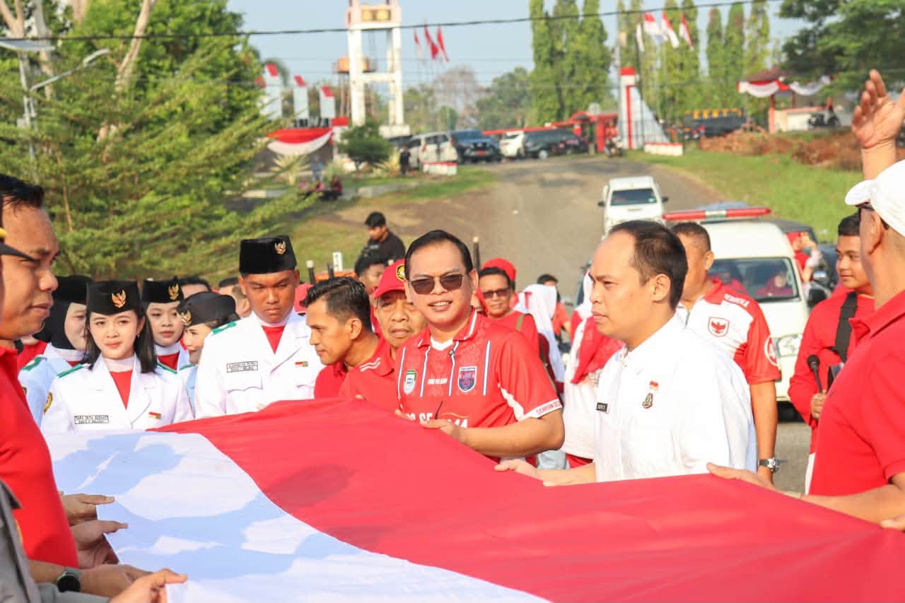 BUPATI SELUMA PIMPIN APEL KIRAB BENDERA MERAH PUTIH 2.003 METER