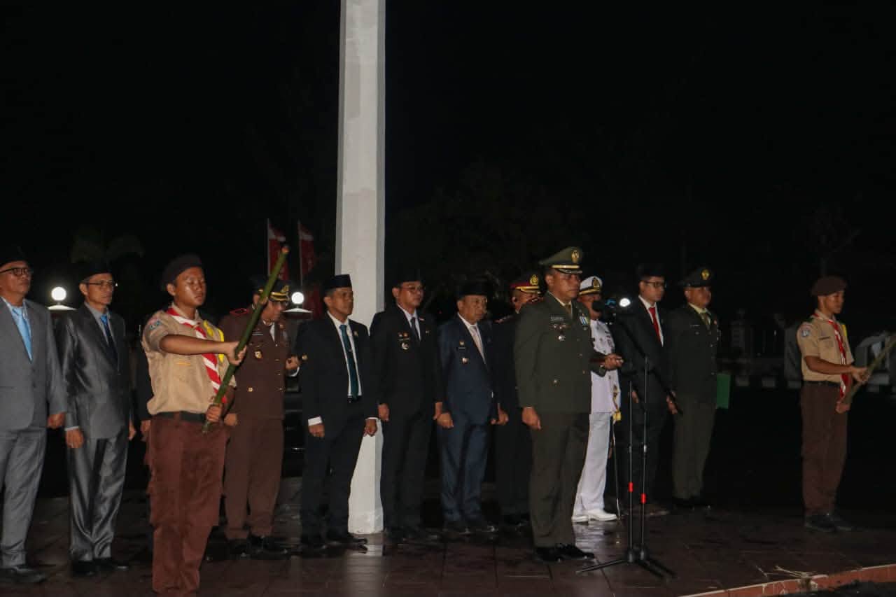MALAM PENUH KHIDMAT, BUPATI SELUMA IKUTI APEL KEHORMATAN DAN RENUNGAN SUCI