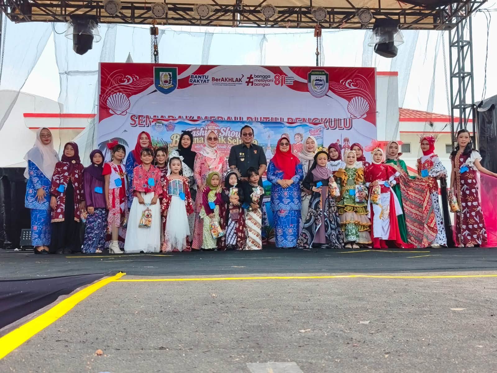 BUPATI SELUMA MENGHADIRI LOMBA FASHION SHOW BUSANA BATIK SELUMA TINGKAT SD DALAM RANGKA SEMARAK MERAH PUTIH TAHUN 2026