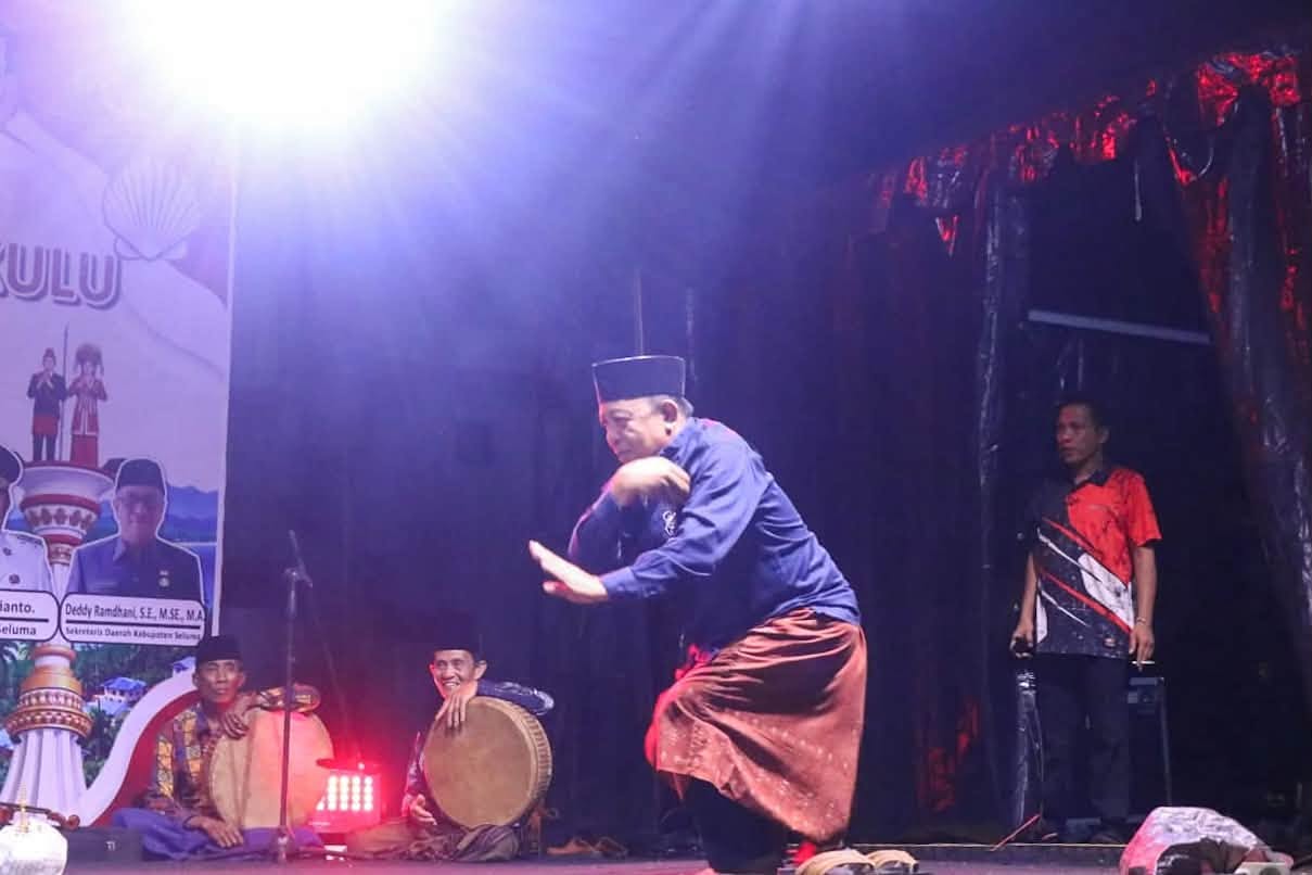 WABUP GUSTIANTO DAN SEKDA DEDDY TAMPILKAN SENI MENCAK DI SENI DENDANG SELUMA