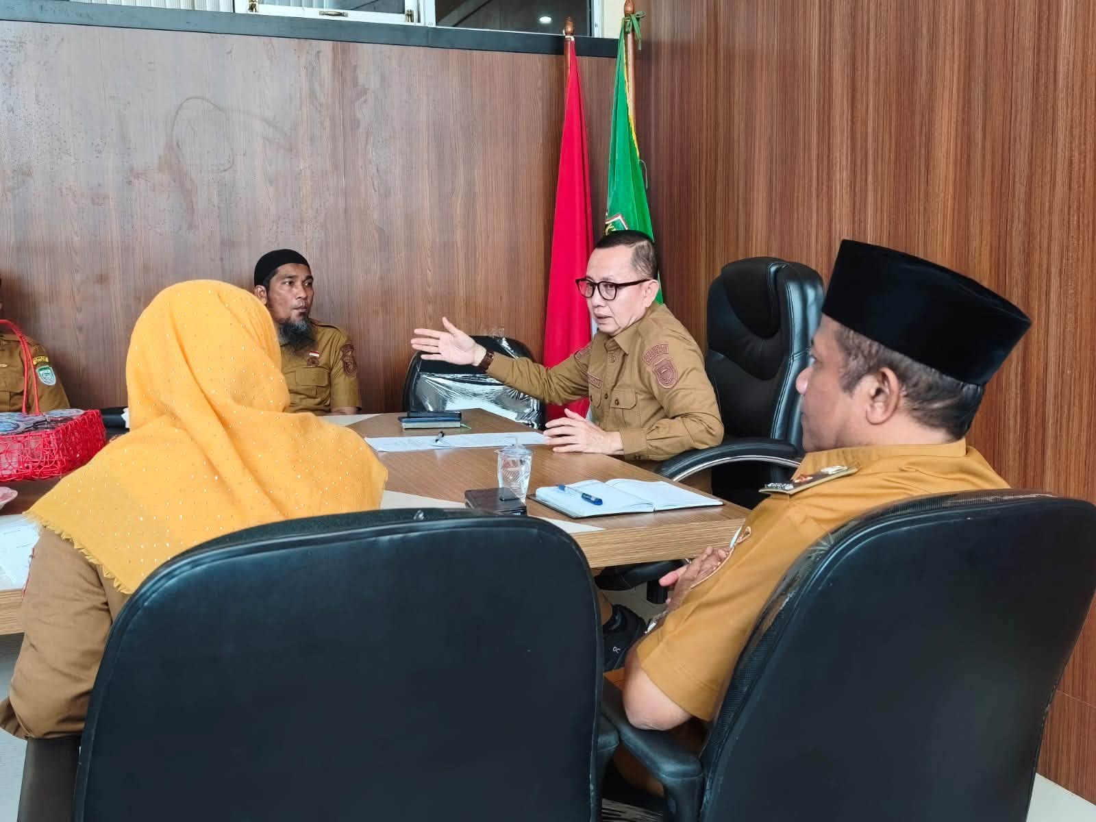 ASISTEN PEMERINTAHAN DAN KESRA PIMPIN RAPAT PEMBAHASAN RAPERBUP