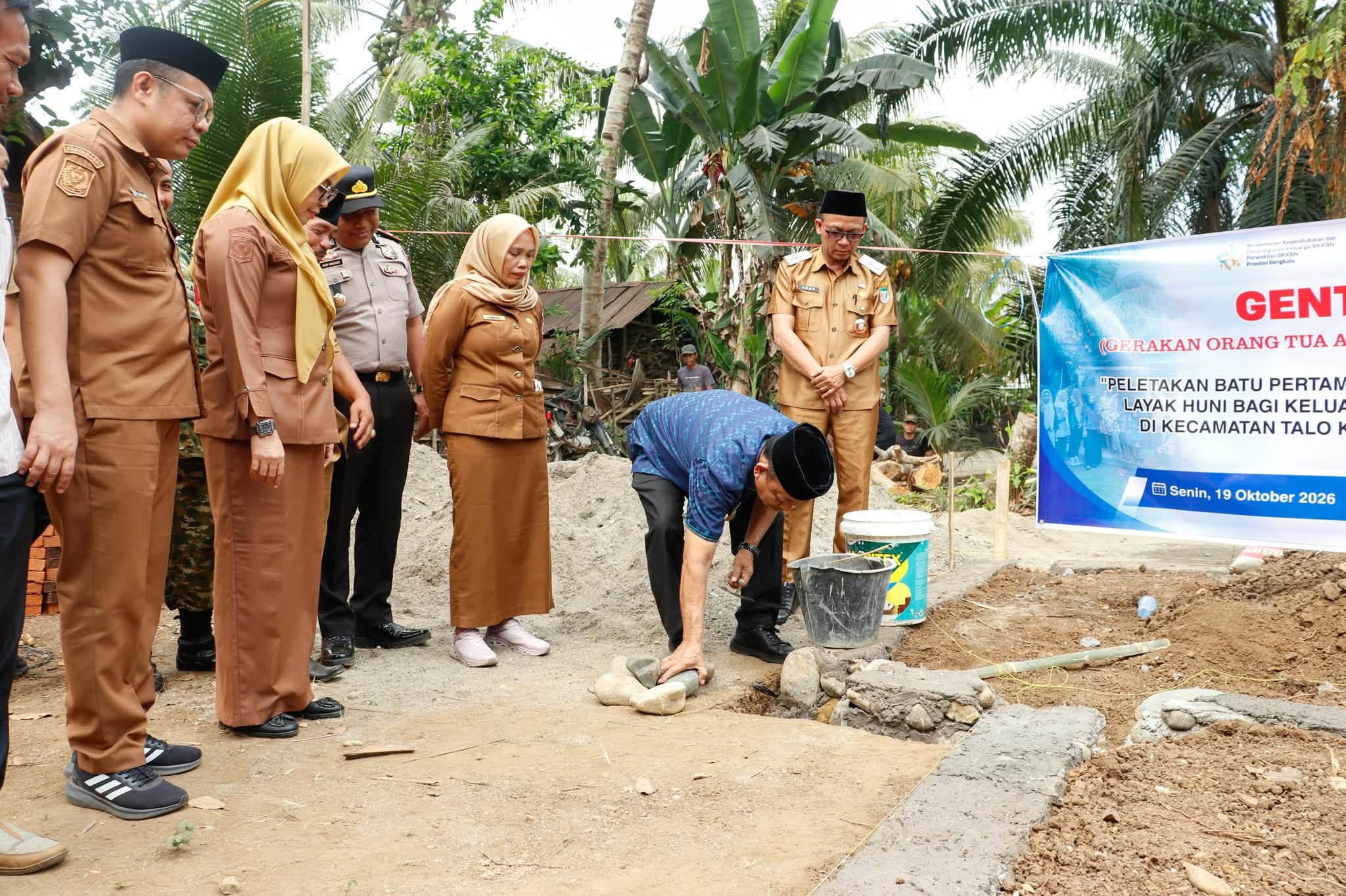 WABUP GUSTIANTO LETAKKAN BATU PERTAMA PEMBANGUNAN RTLH PROGRAM GENTING DI DESA SERAMBI GUNUNG