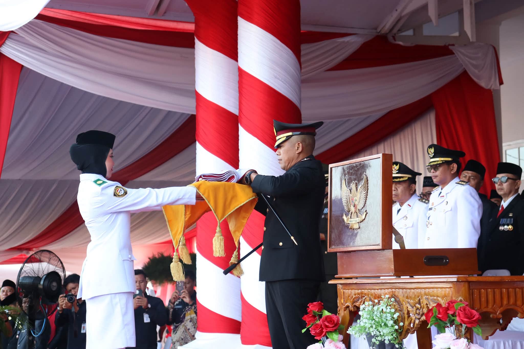 BUPATI DAN WAKIL BUPATI SELUMA HADIRI UPACARA PENURUNAN BENDERA HUT KE-81 RI