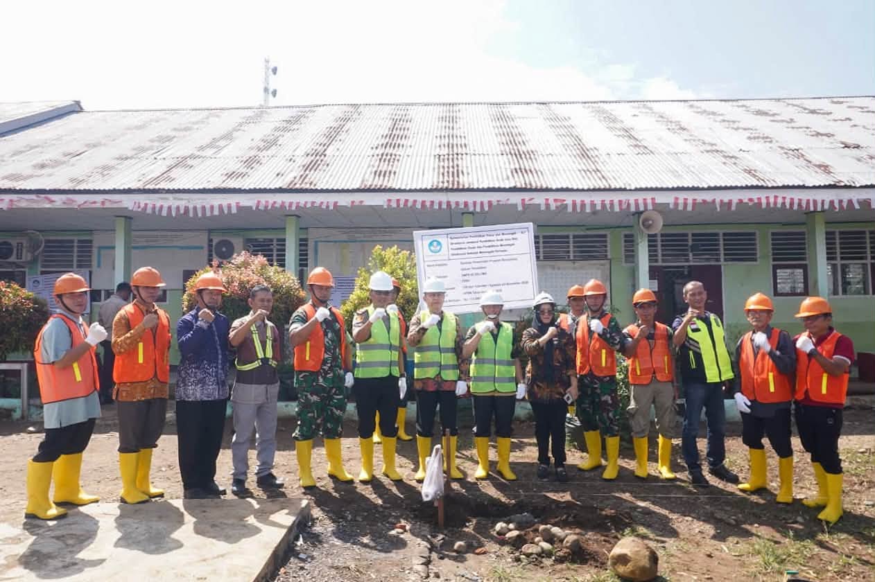 PROGRAM REVITALISASI 29 SATUAN PENDIDIKAN DI SELUMA RESMI DIMULAI