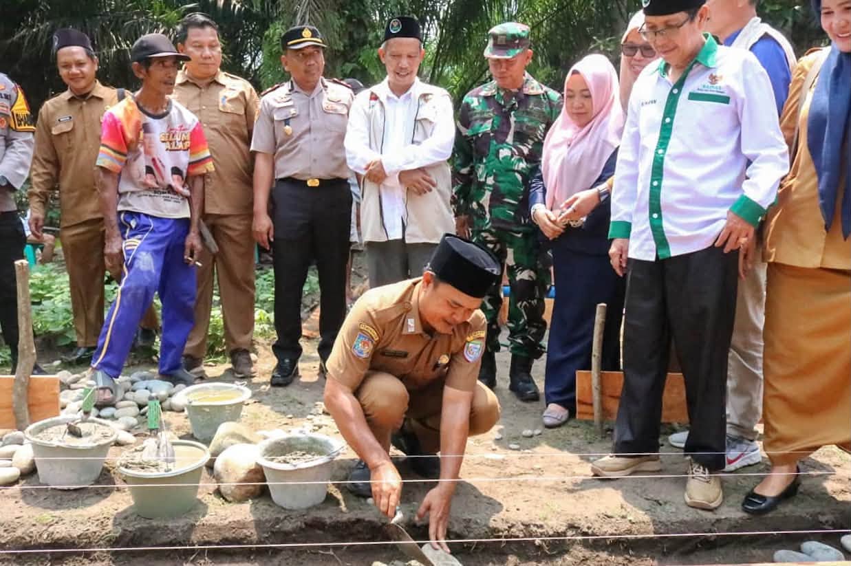 STAF AHLI BUPATI LETAKKAN BATU PERTAMA PEMBANGUNAN RUMAH RTLH BAZNAS SELUMA