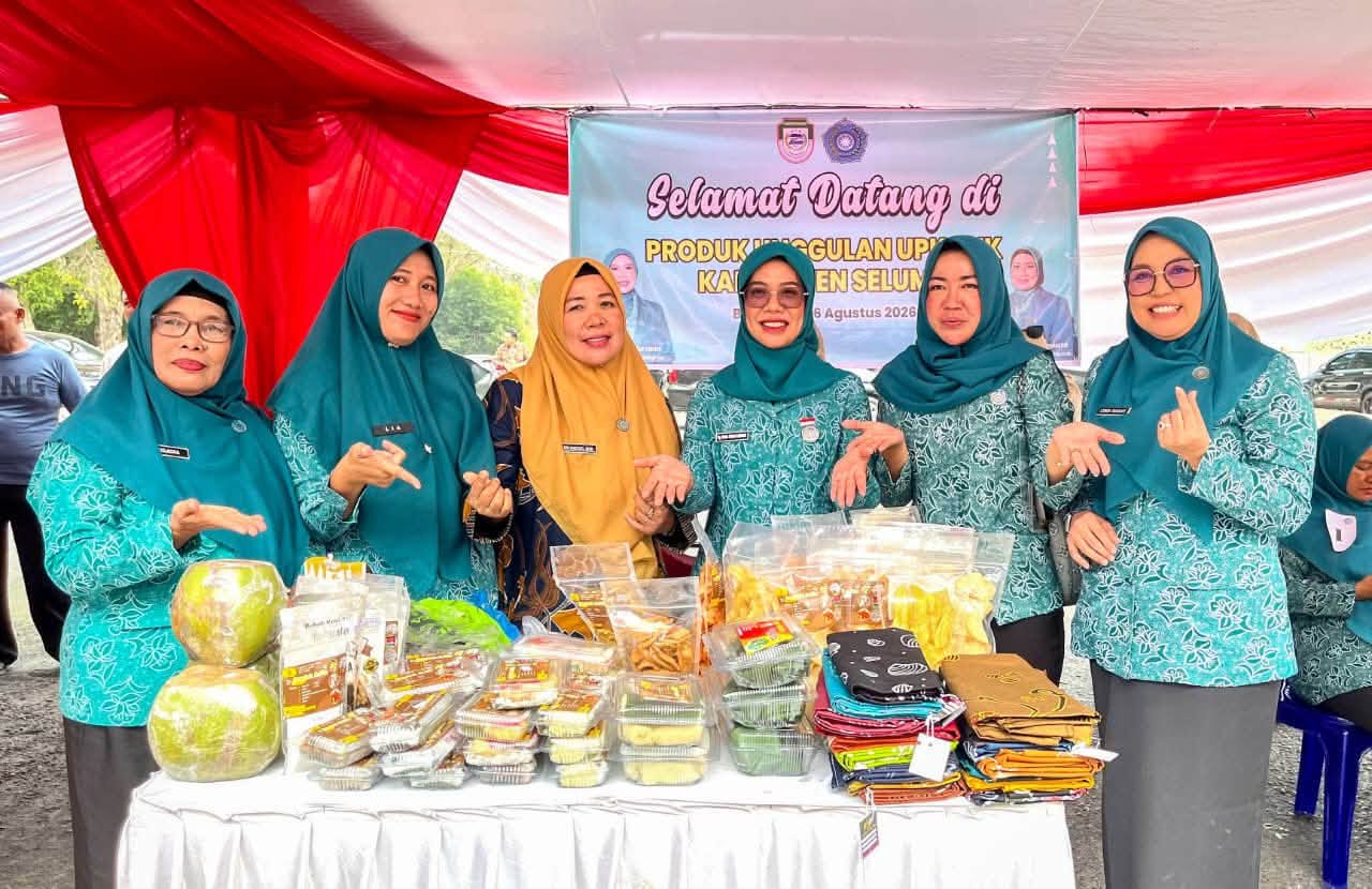 KETUA TP PKK SELUMA BAWA TIM SENAM KREASI DAN PRODUK UNGGULAN KE JAMBORE PKK PROVINSI BENGKULU