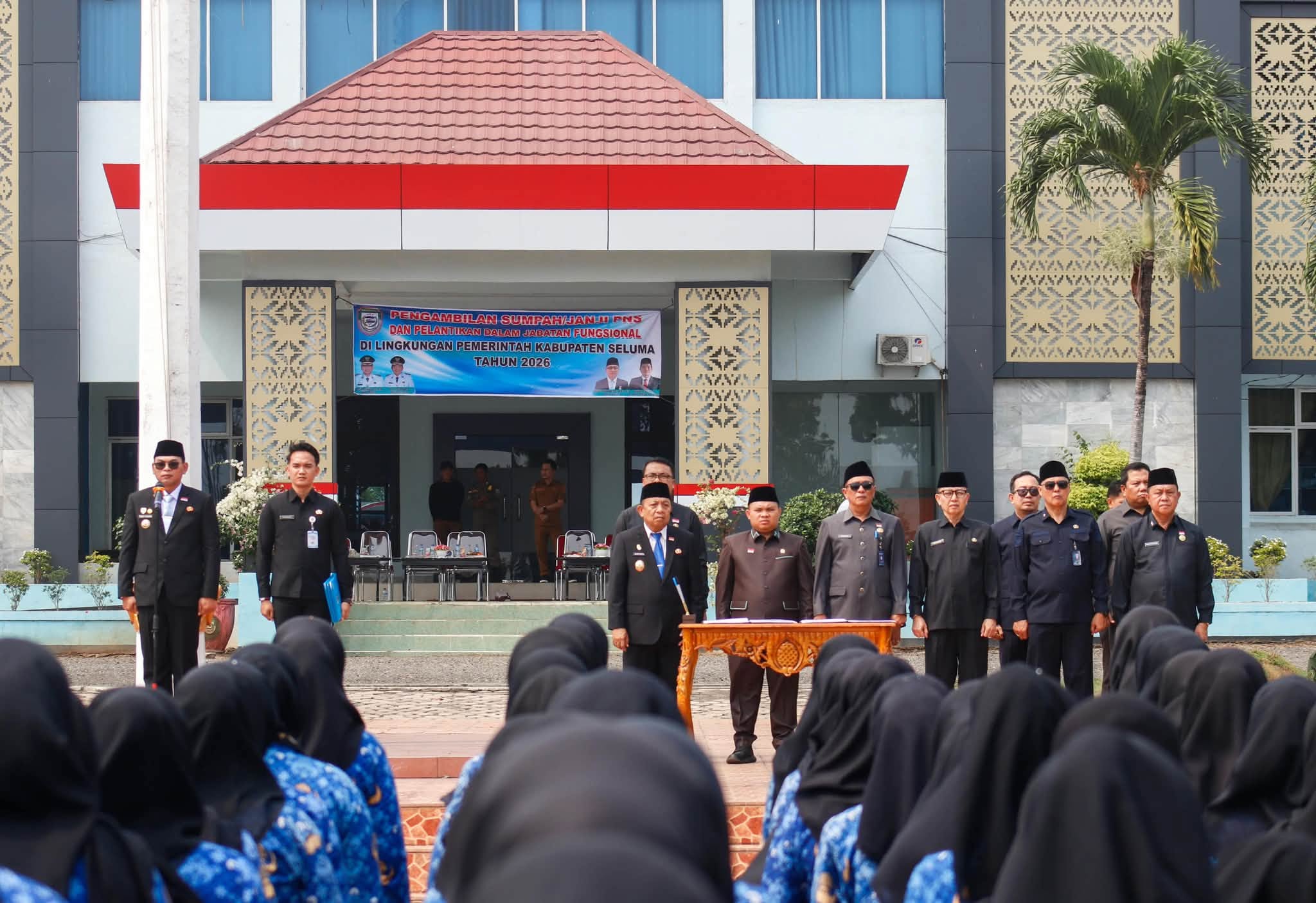 BUPATI TEDDY RAHMAN LANTIK 888 CPNS MENJADI PNS 100 PERSEN